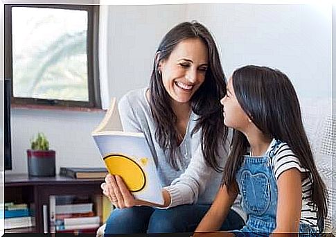 Mother teaches daughter to read using the syllable method