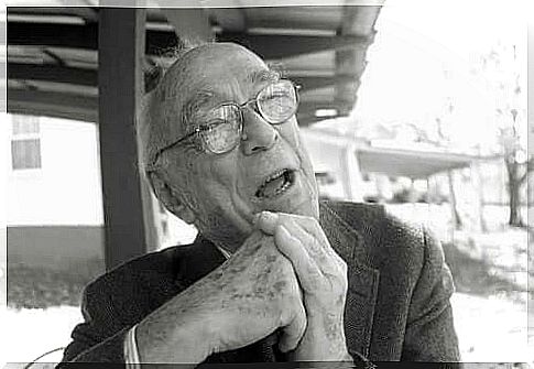 Jerome Bruner laughing.